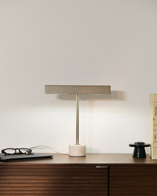 Lampada da tavolo Lynor in metallo spazzolato con base in marmo bianco