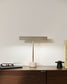 Lampada da tavolo Lynor in metallo spazzolato con base in marmo bianco