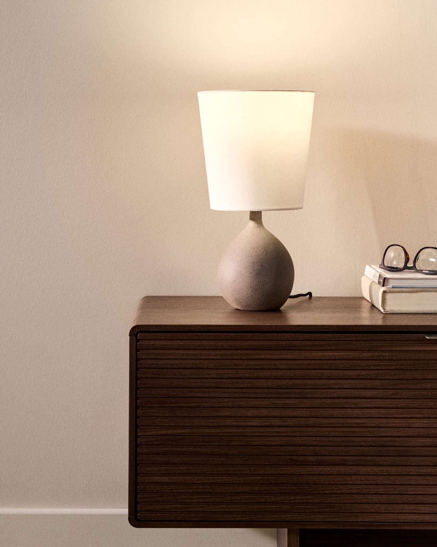 Lampada da tavolo piccola Viona con effetto pietra testurizzata e paralume in cotone
