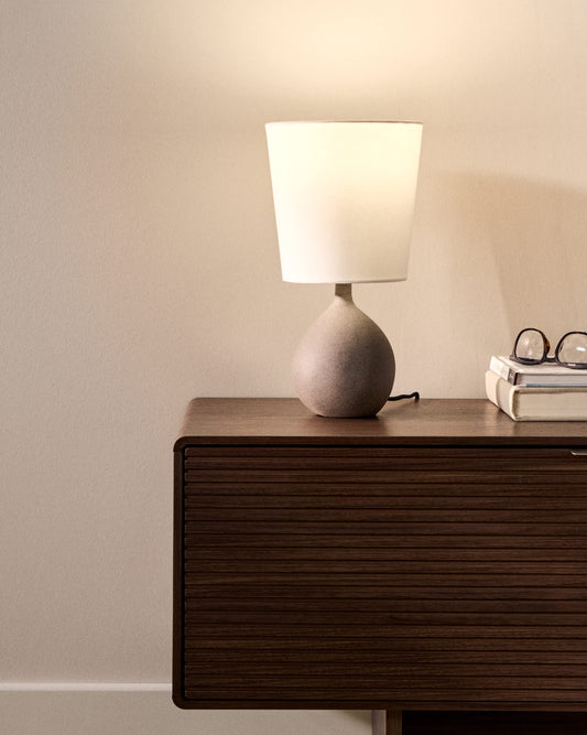 Lampada da tavolo piccola Viona con effetto pietra testurizzata e paralume in cotone