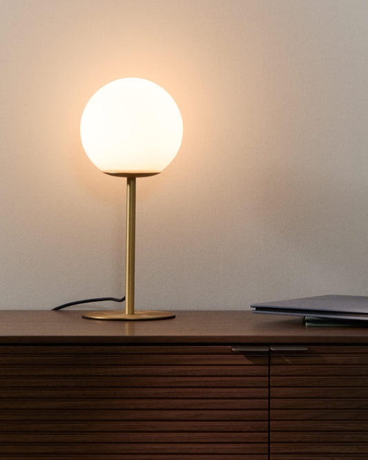 Lampada da tavolo Brisia in metallo con finitura in ottone spazzolato e 1 sfera in vetro satinato Ø 15 cm