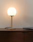 Lampada da tavolo Brisia in metallo con finitura in ottone spazzolato e 1 sfera in vetro satinato Ø 15 cm