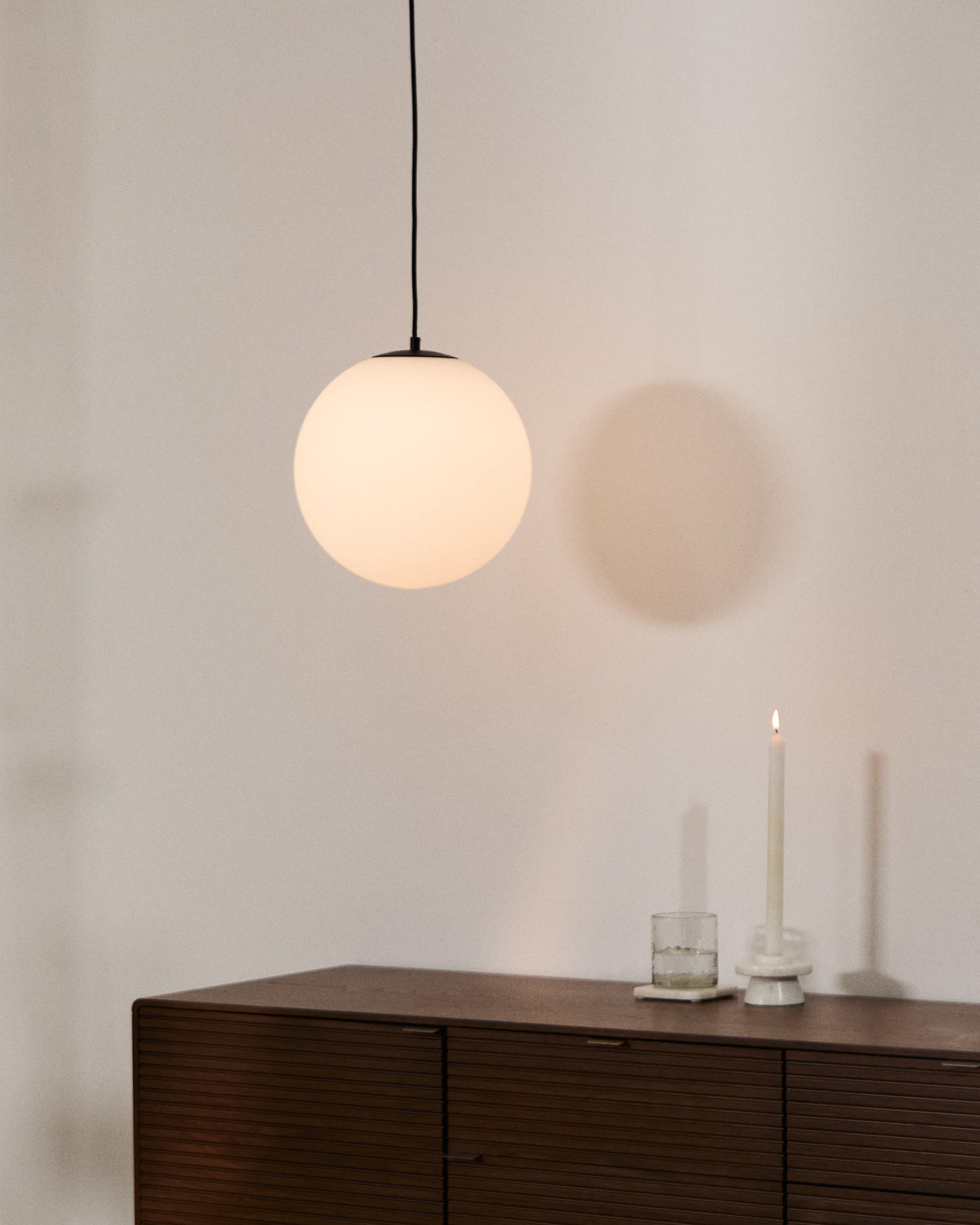 Lampada da soffitto Brisia in metallo con finitura nera e 1 sfera in vetro satinato Ø 30 cm