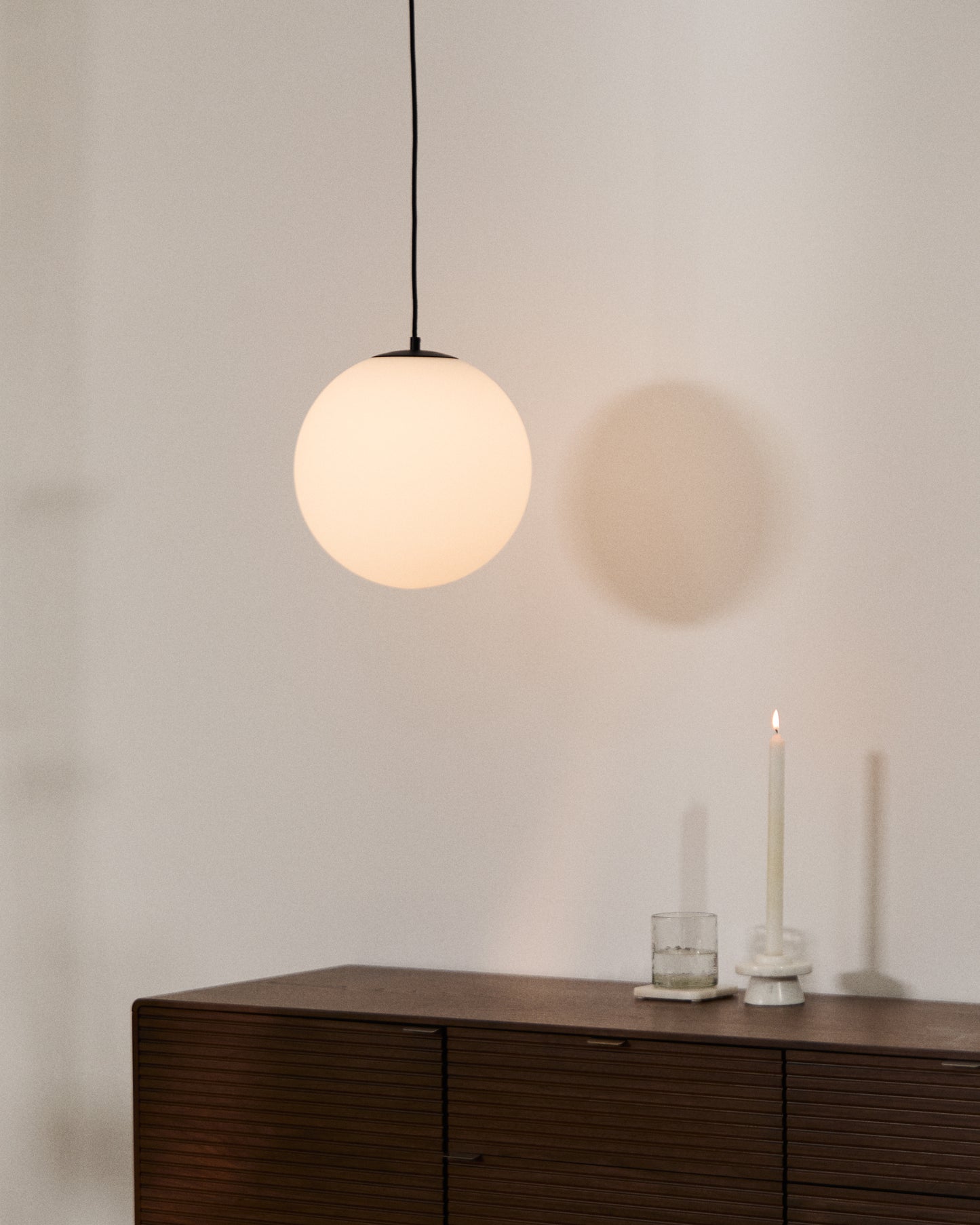 Lampada da soffitto Brisia in metallo con finitura nera e 1 sfera in vetro satinato Ø 30 cm