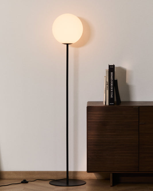 Piantana Brisia in metallo con finitura nera e 1 sfera in vetro satinato Ø 30 cm