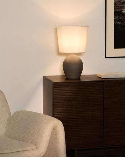 Lampada da tavolo media Viona con effetto pietra testurizzata e paralume in cotone
