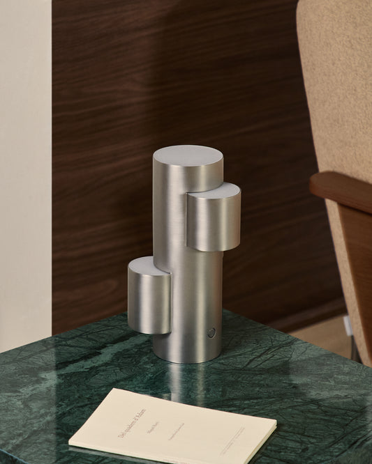 Lampada da tavolo portatile a LED Adrina in metallo grigio chiaro con finitura spazzolata
