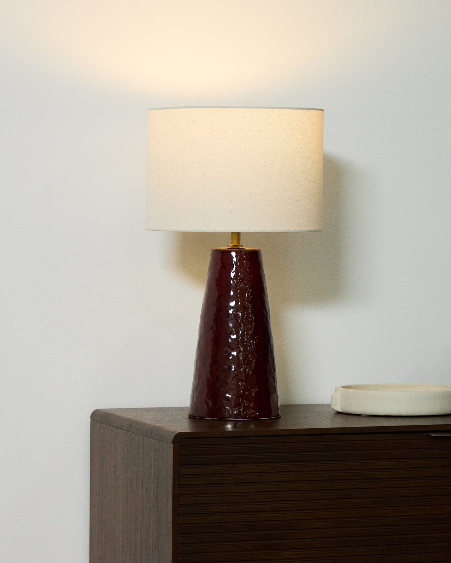 Lampada da tavolo Drava in ceramica bordeaux con paralume in cotone