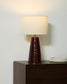 Lampada da tavolo Drava in ceramica bordeaux con paralume in cotone