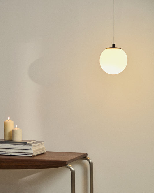 Lampada da soffitto Brisia in metallo con finitura nera e 1 sfera in vetro satinato Ø 15 cm