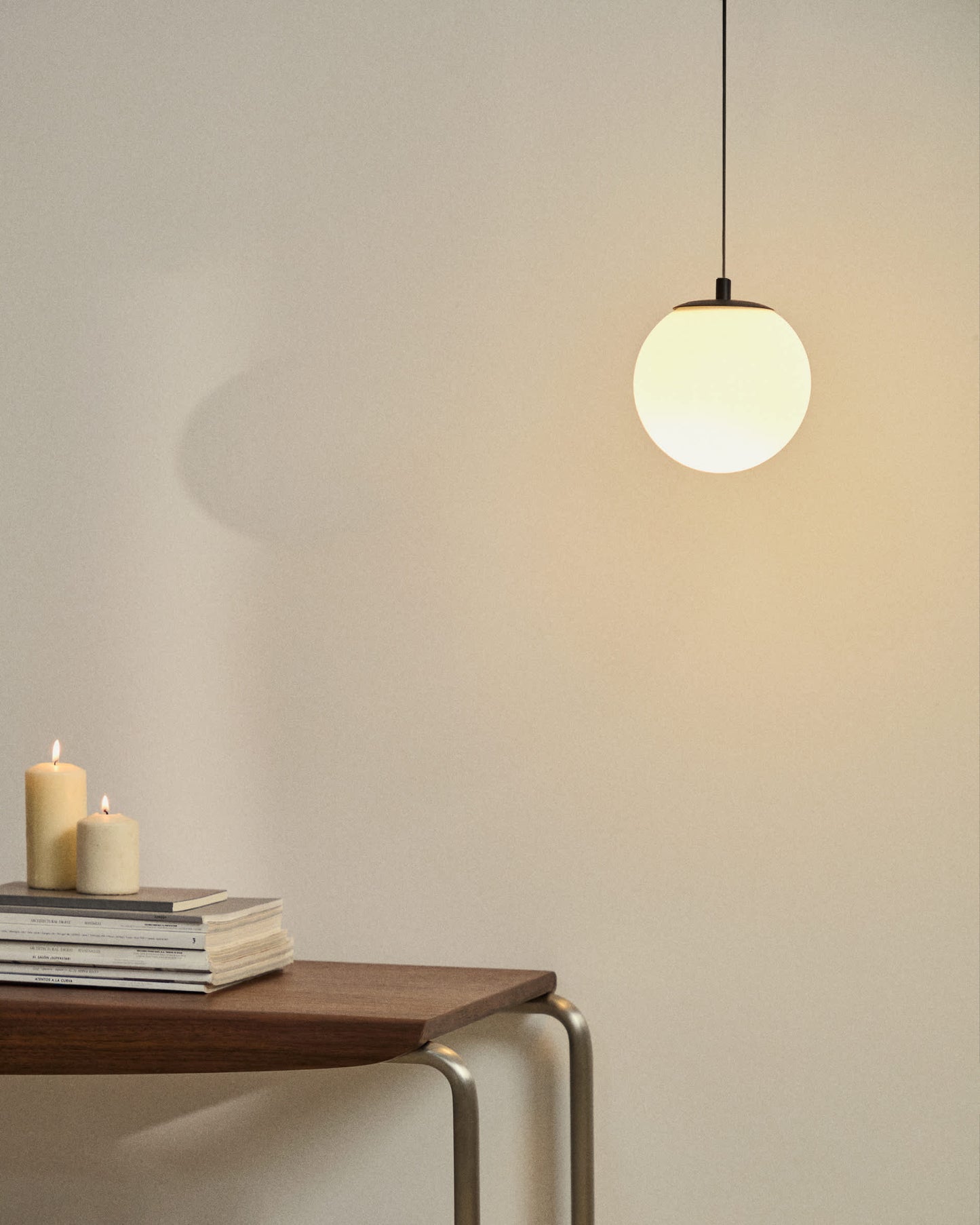 Lampada da soffitto Brisia in metallo con finitura nera e 1 sfera in vetro satinato Ø 15 cm