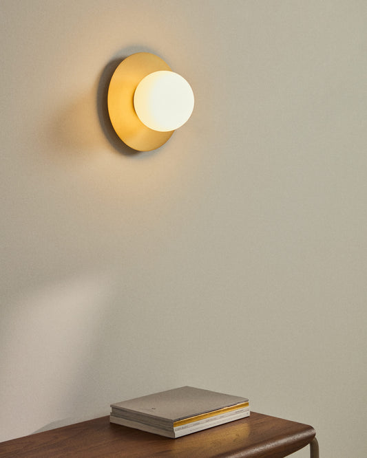 Applique da parete Brisia in metallo con finitura in ottone spazzolato e 1 sfera in vetro satinato Ø20 cm