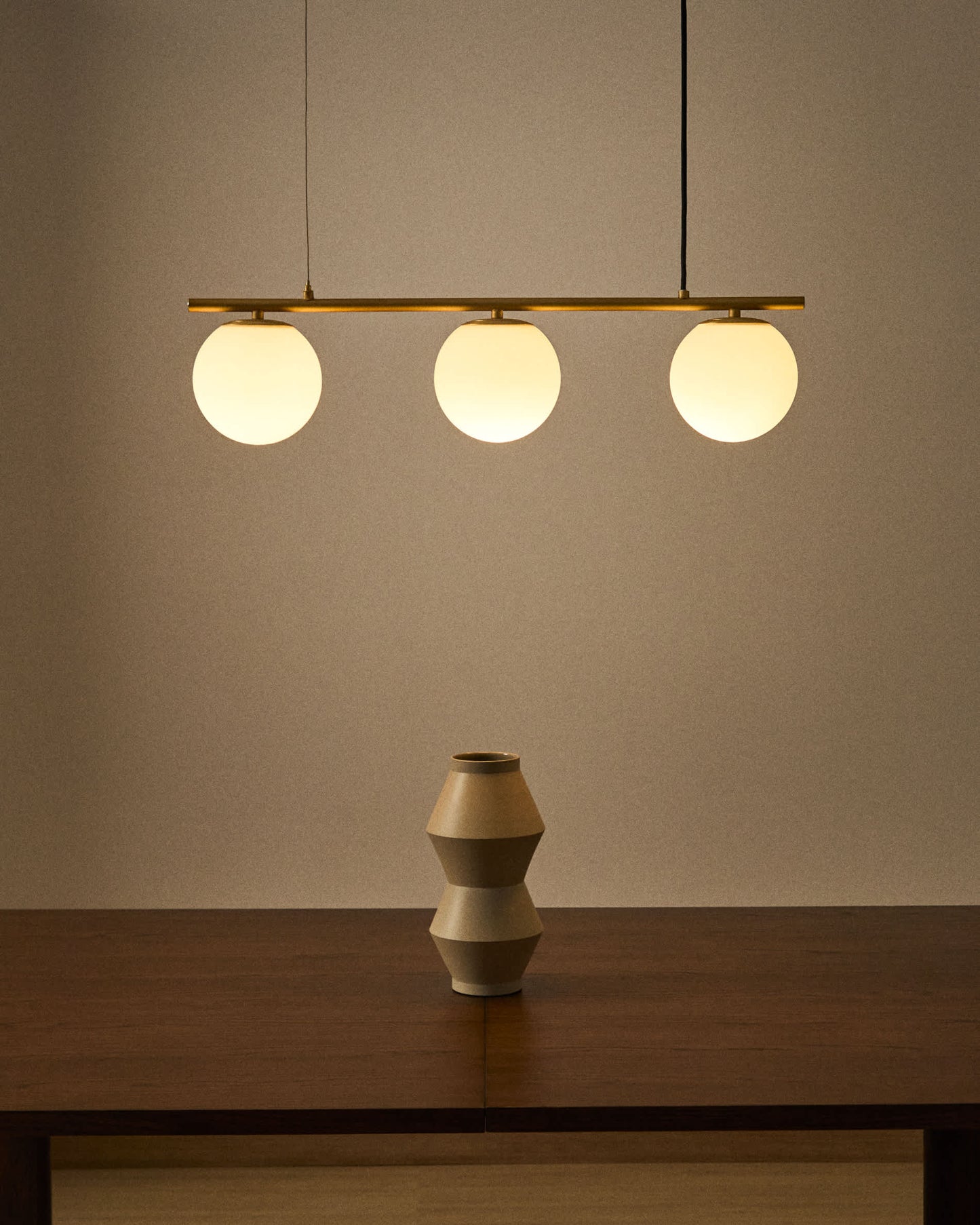 Lampada da soffitto Brisia in metallo con finitura in ottone spazzolato e 3 sfere di vetro satinato Ø 15 cm