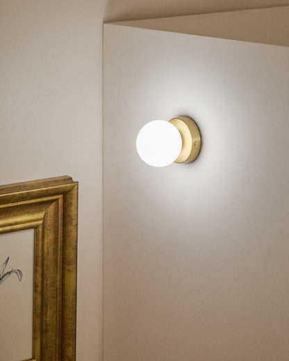 Applique Brisia in metallo con finitura in ottone spazzolato e 1 sfera in vetro satinato Ø 8 cm