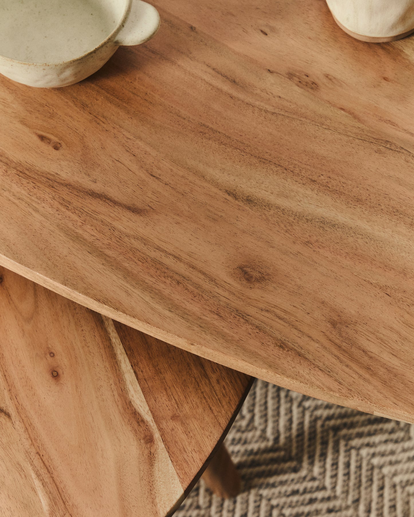 Set di 2 tavolini da appoggio Duvani in legno massiccio di acacia con finitura sbiancata.