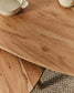 Set di 2 tavolini da appoggio Duvani in legno massiccio di acacia con finitura sbiancata.