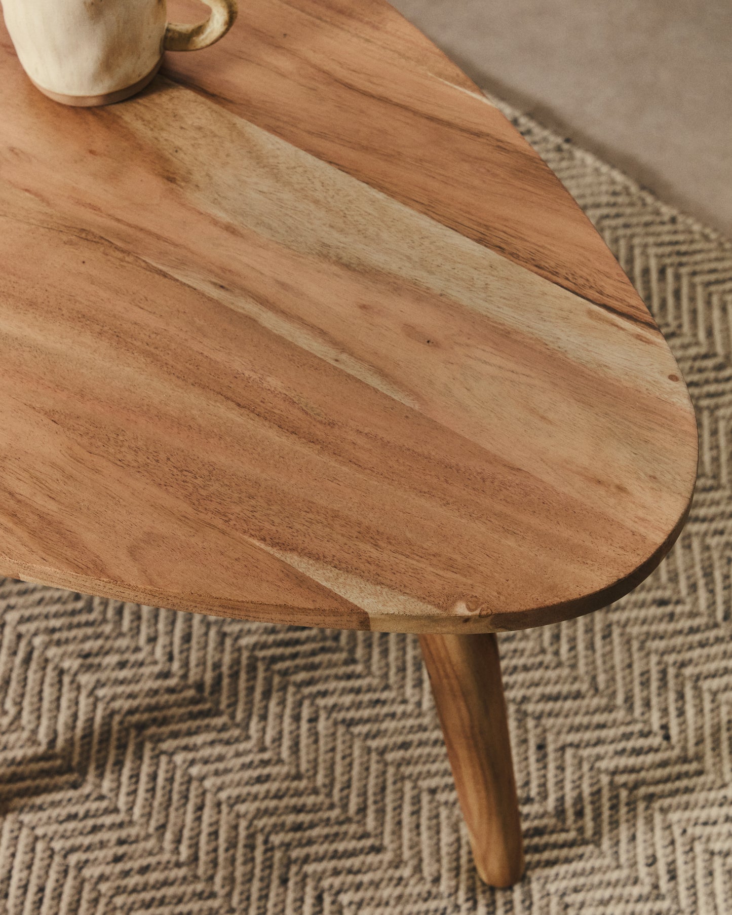 Tavolino da salotto Duvani in legno massiccio di acacia con finitura sbiancata Ø110 x 60 cm