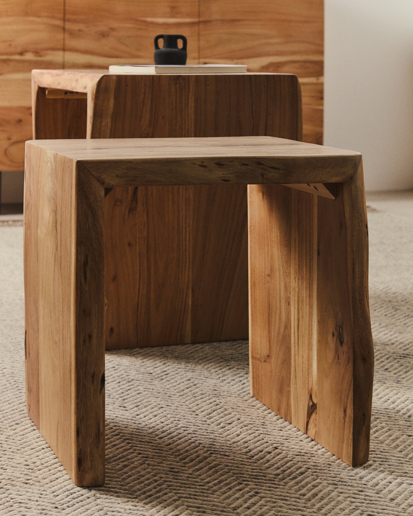 Set di 2 tavolini da appoggio a nido Lomiri in legno massiccio di acacia con finitura sbiancata 50x42 cm / 34x42 cm