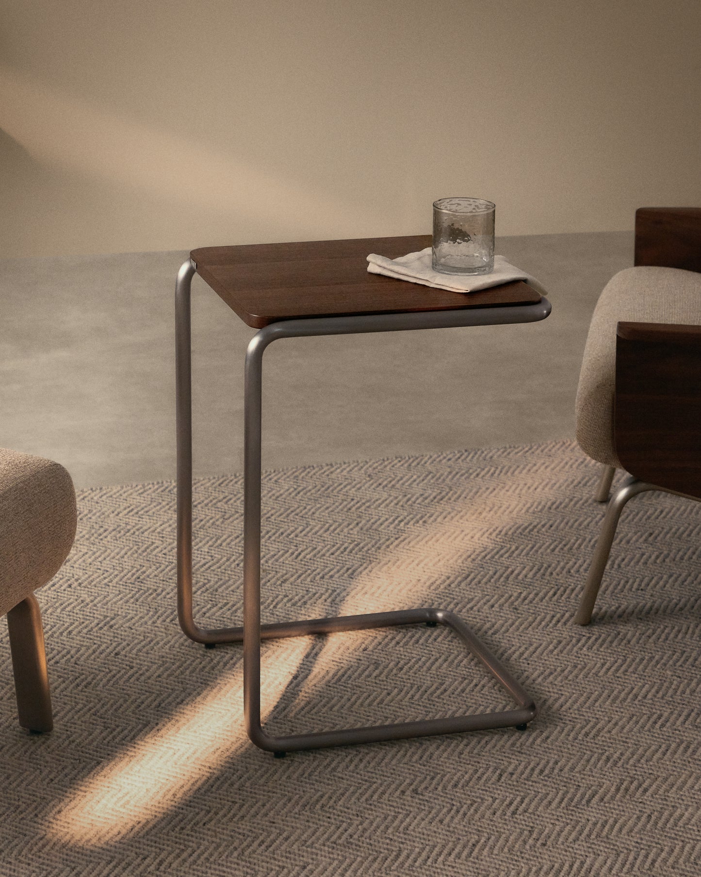 Tavolino da appoggio Tarsel in impiallacciato di noce con struttura in acciaio inox spazzolato 42 x 60 cm
