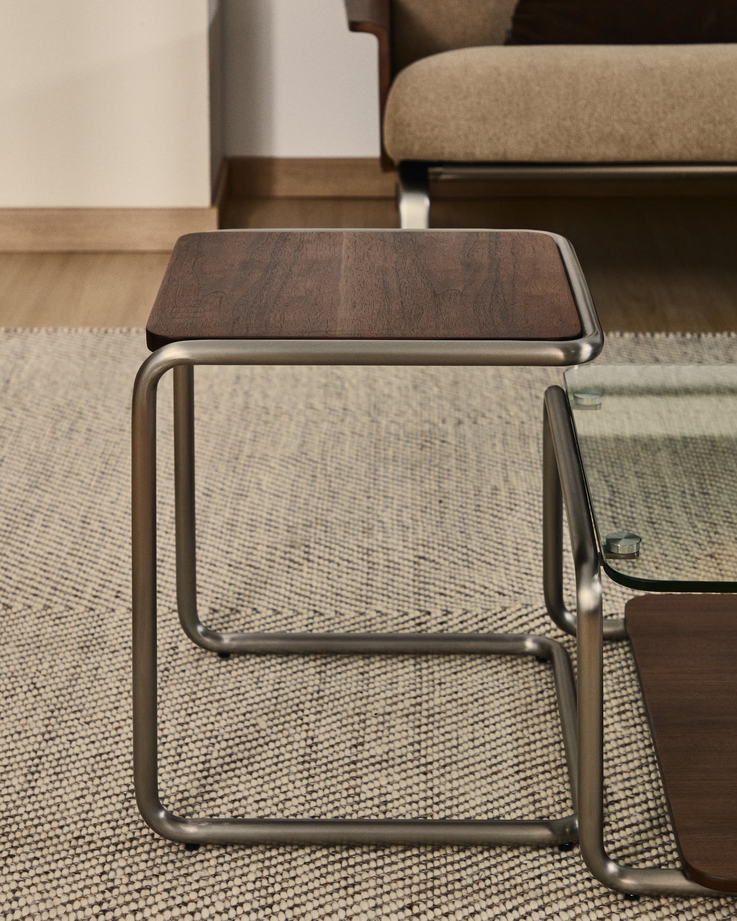 Tavolino da appoggio Tarsel in impiallacciato di noce con struttura in acciaio inox spazzolato 42 x 60 cm