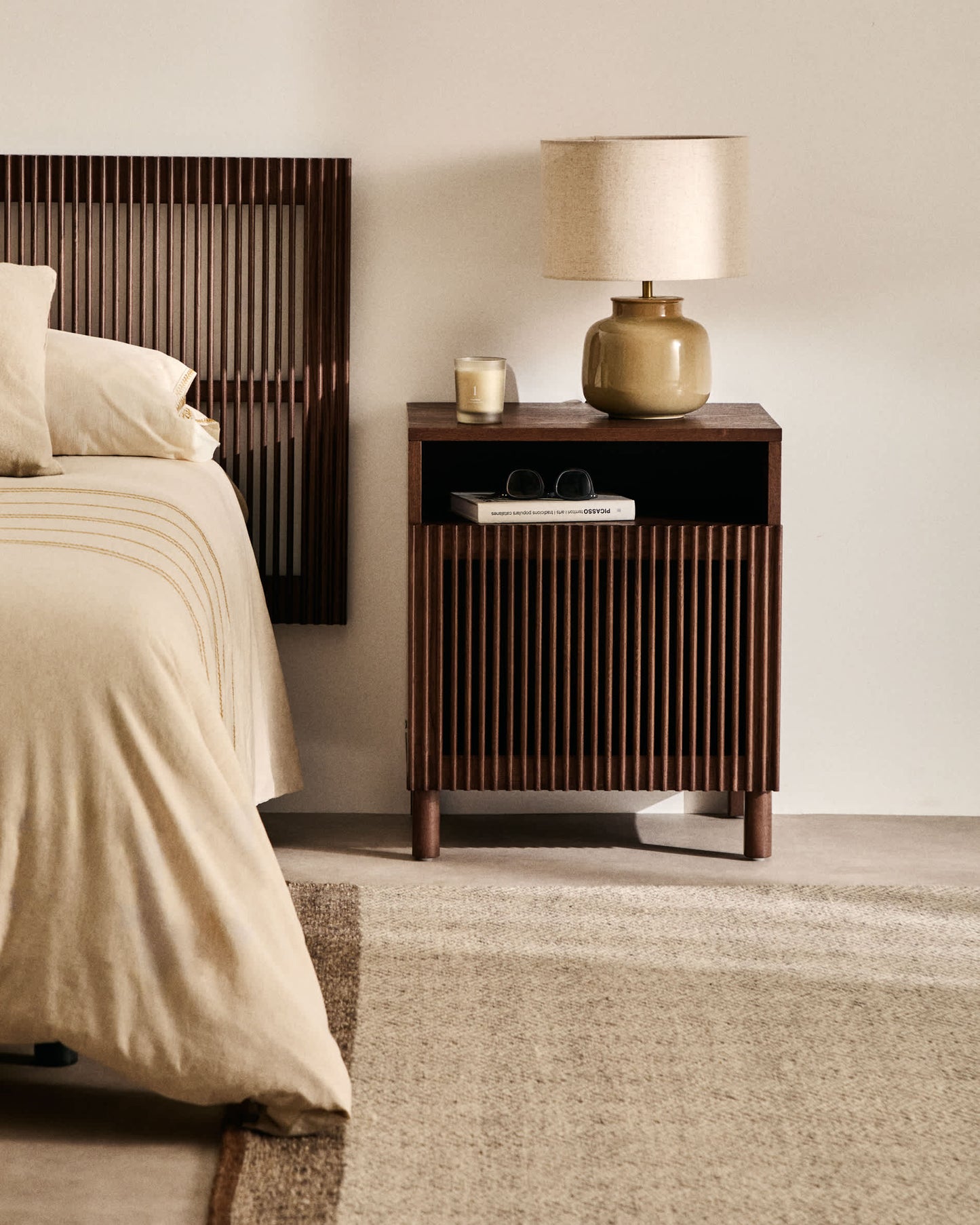 Comodino Beyla in impiallacciato e legno massiccio di frassino con finitura noce 53 x 62,5 cm