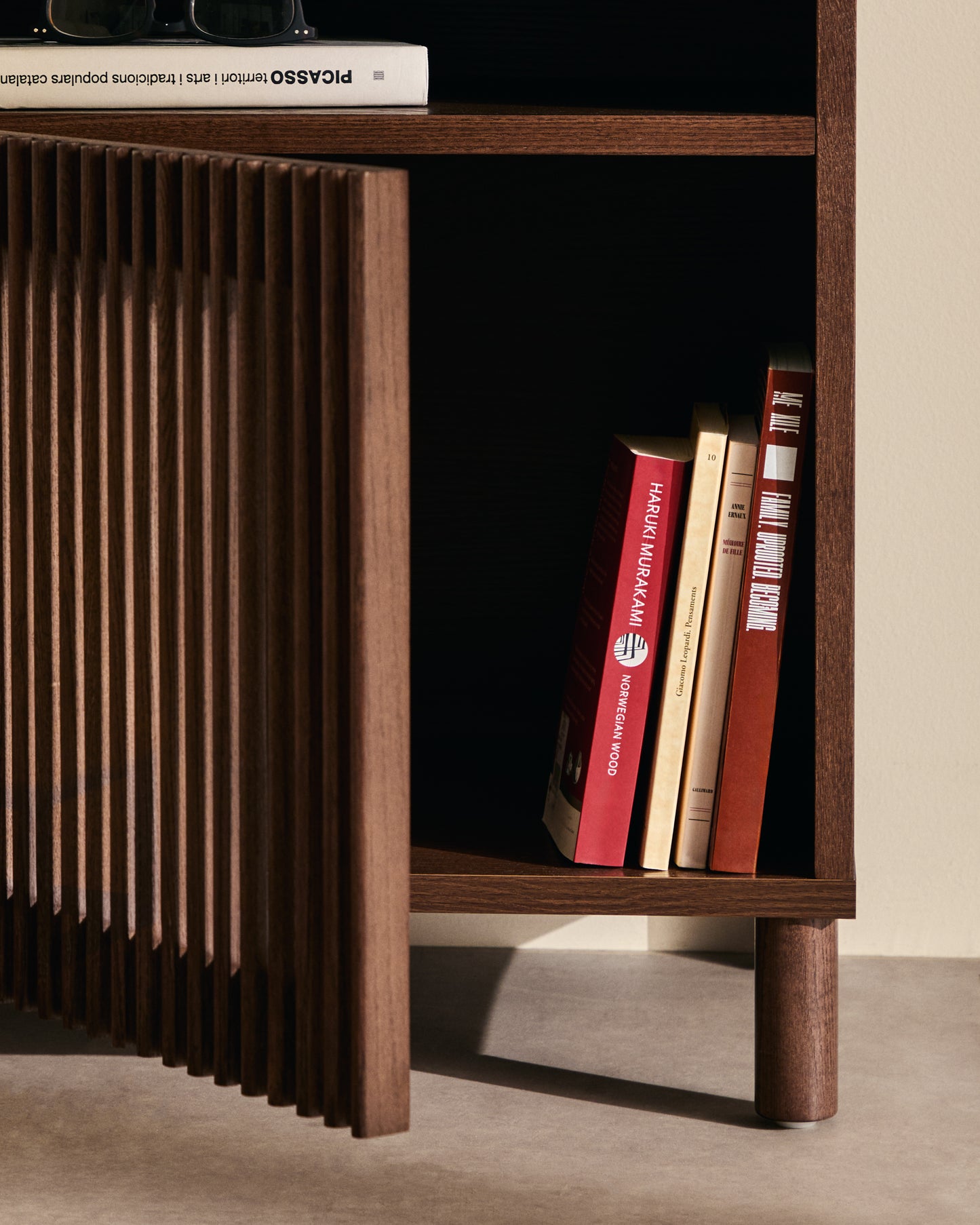 Comodino Beyla in impiallacciato e legno massiccio di frassino con finitura noce 53 x 62,5 cm