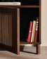 Comodino Beyla in impiallacciato e legno massiccio di frassino con finitura noce 53 x 62,5 cm