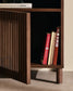 Comodino Beyla in impiallacciato e legno massiccio di frassino con finitura noce 53 x 62,5 cm