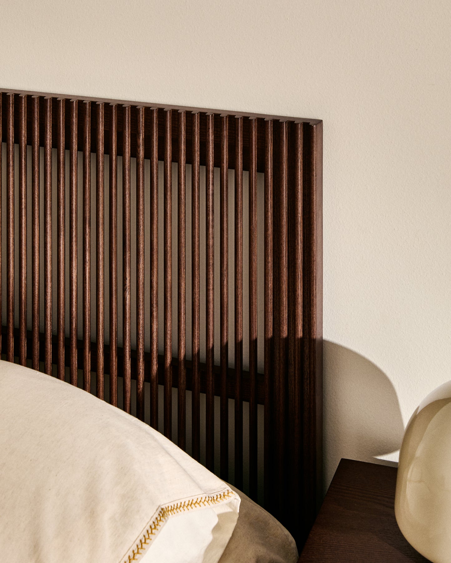 Testiera Beyla in legno massiccio di frassino con finitura noce per letto da 90 cm