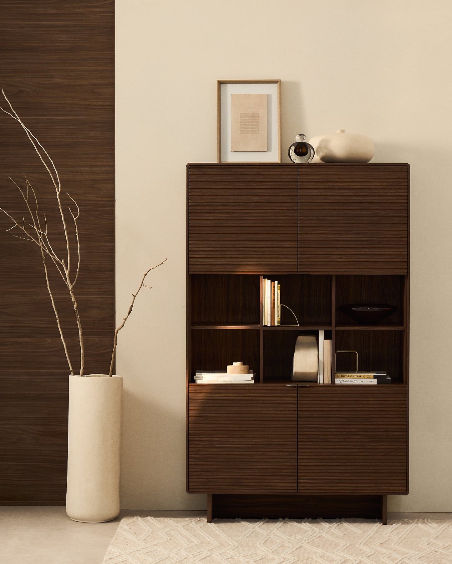 Credenza alta Norlen 4 ante in impiallacciato di noce 100 x 163 cm