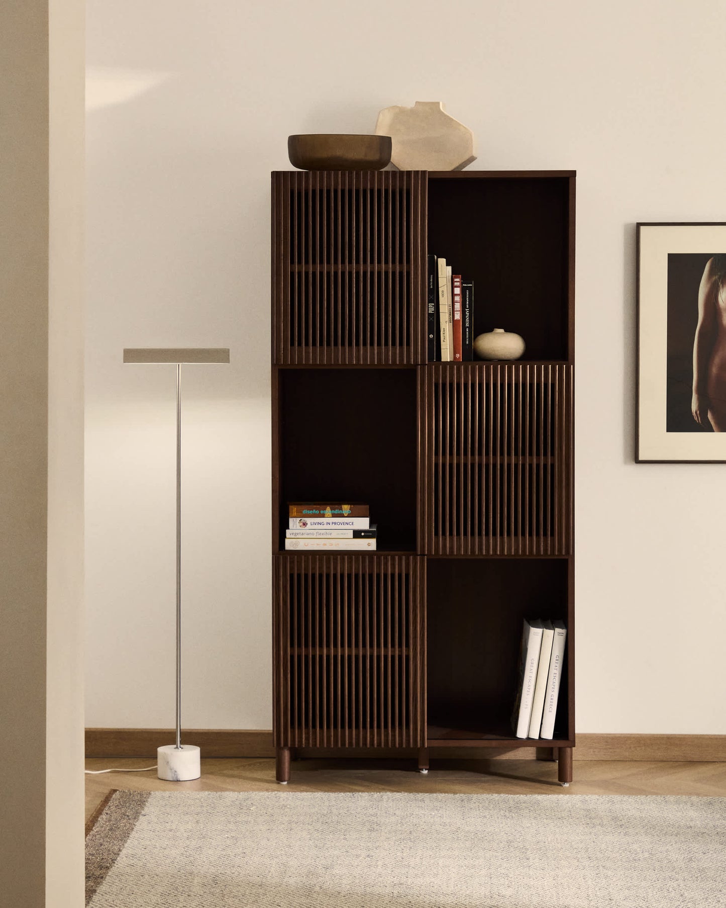 Scaffalatura Beyla in impiallacciato e legno massiccio di frassino con finitura noce 84,5 x 170 cm