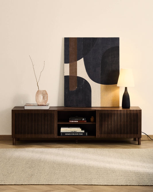Mobile TV Beyla a 2 ante in impiallacciato e legno massiccio di frassino con finitura tono noce 180 x 49,5 cm