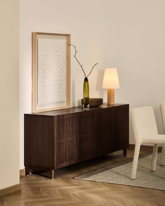 Credenza Beyla a 4 ante in impiallacciato e legno massiccio di frassino con finitura tono noce 180 x 71,5 cm