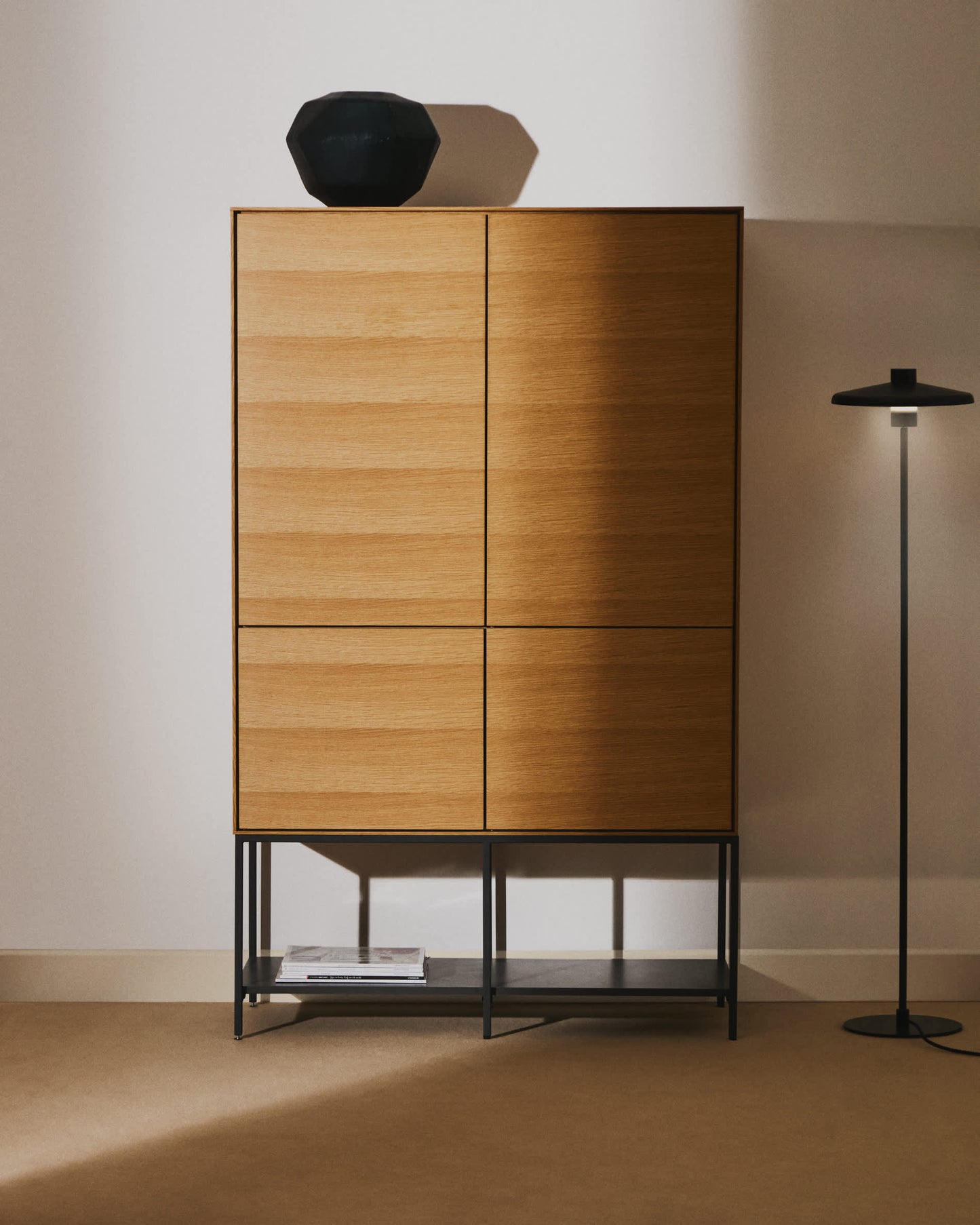 Credenza alta Vedrana 4 ante impiallacciate rovere e gambe in acciaio nero 97,5 x 160 cm
