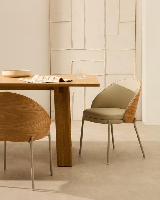Sedia Eamy di pelle sintetica beige, impiallacciatura in frassino con finitura naturale