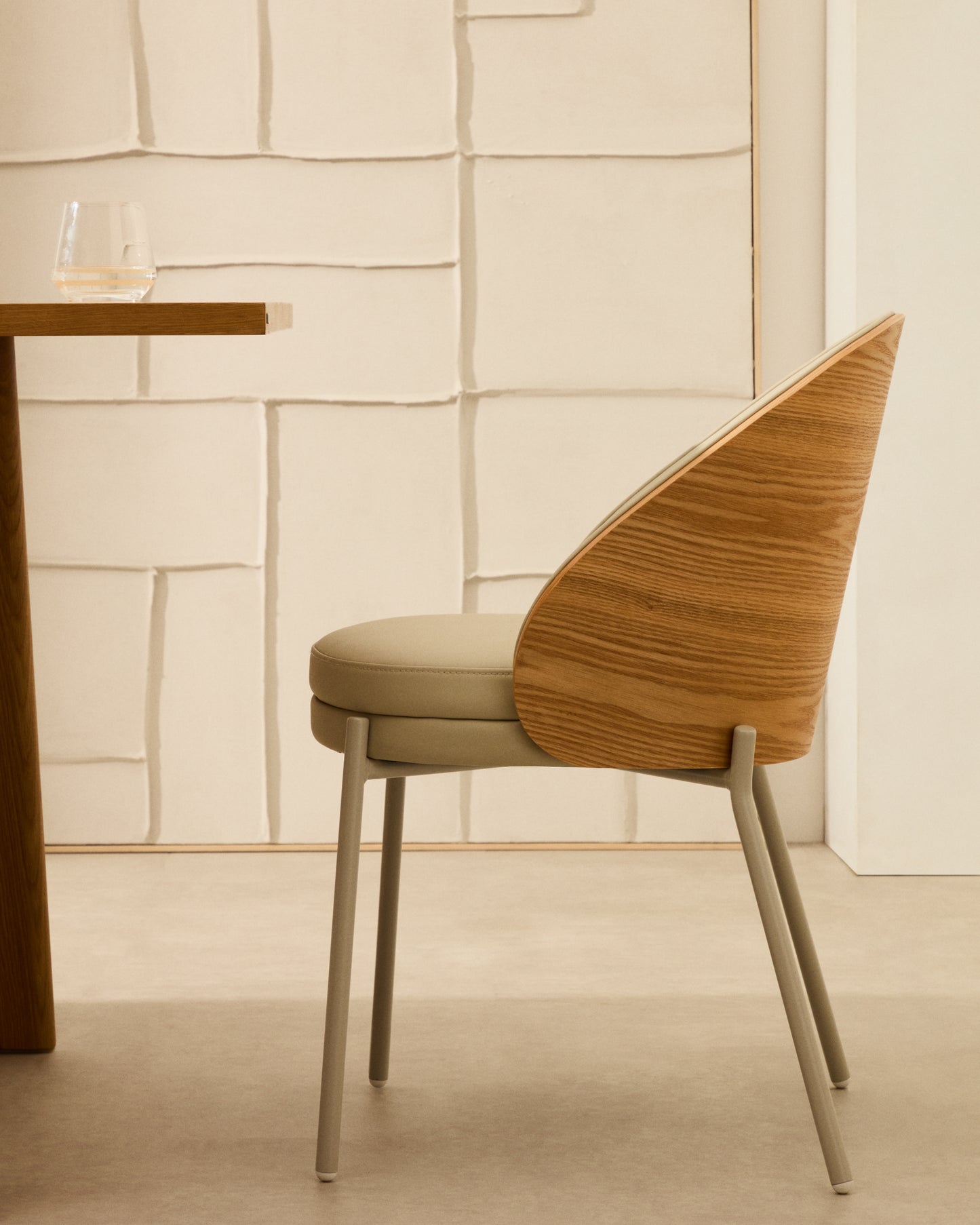Sedia Eamy di pelle sintetica beige, impiallacciatura in frassino con finitura naturale
