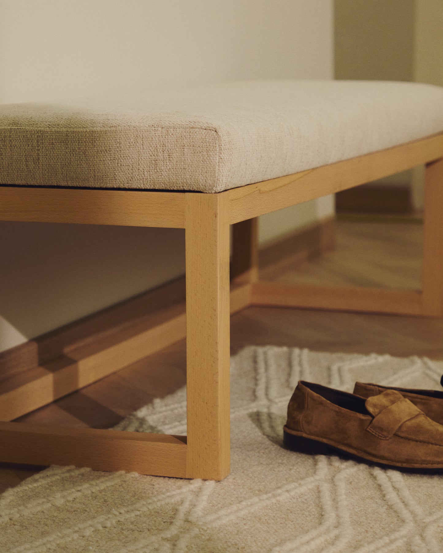 Panca Loya in ciniglia beige e legno di faggio 128 cm