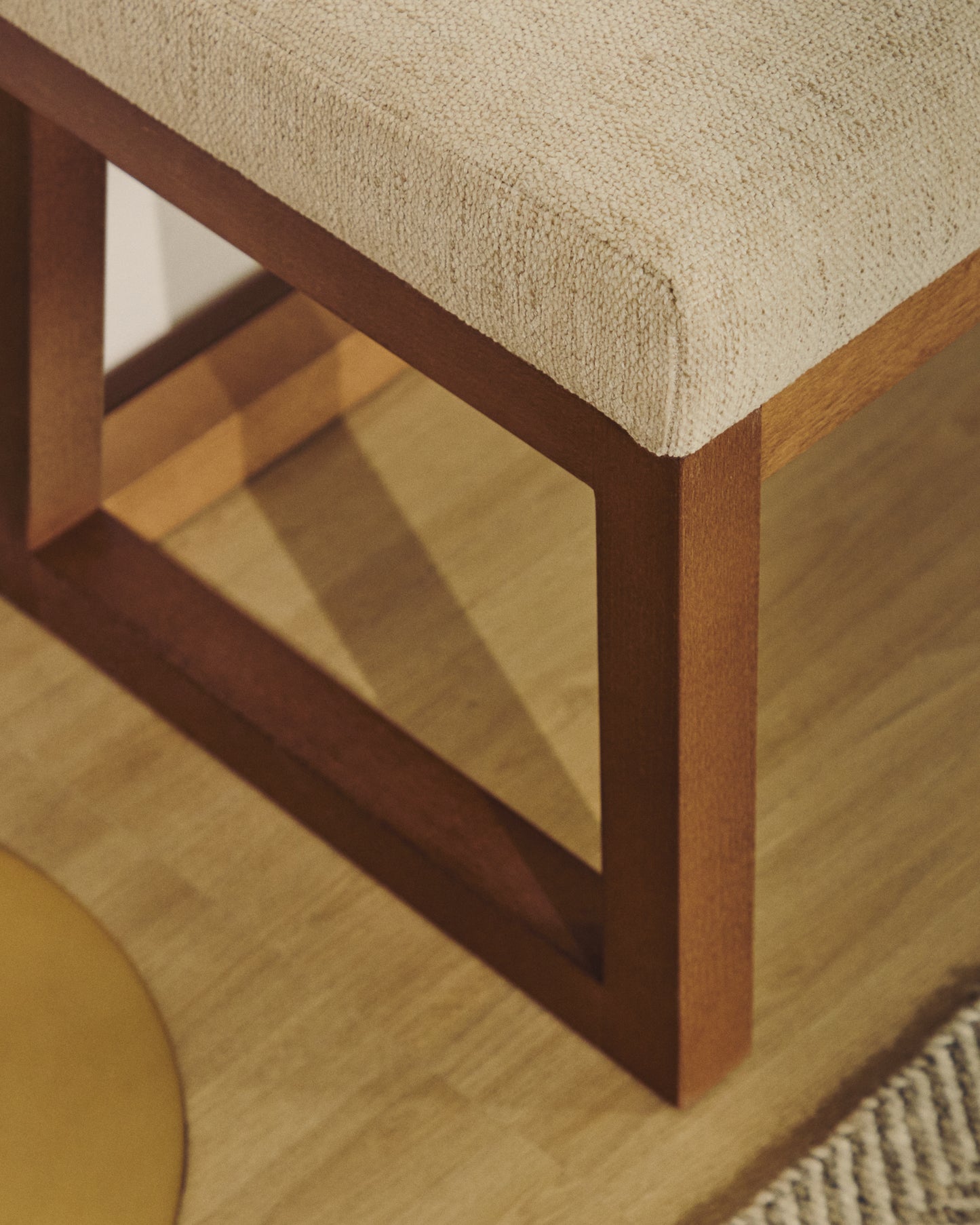 Panca Loya in ciniglia beige e legno di faggio con finitura color noce 128 cm