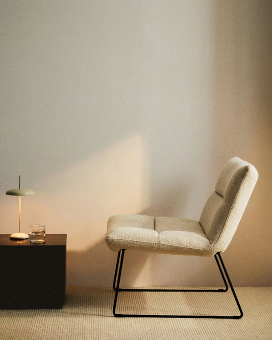 Poltrona Asen in ciniglia beige e gambe in acciaio nero FSC 100%