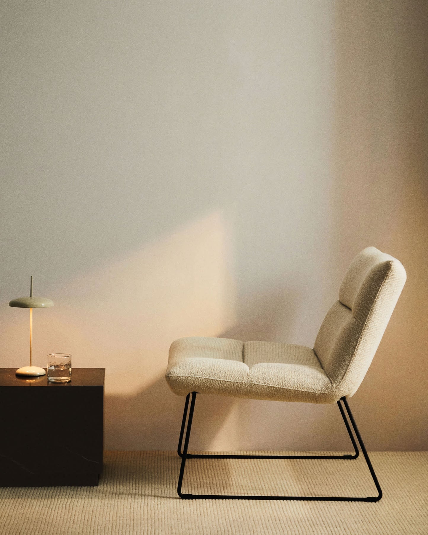 Poltrona Asen in ciniglia beige e gambe in acciaio nero FSC 100%