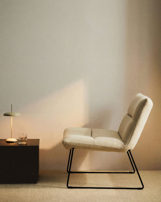 Poltrona Asen in ciniglia beige e gambe in acciaio nero FSC 100%