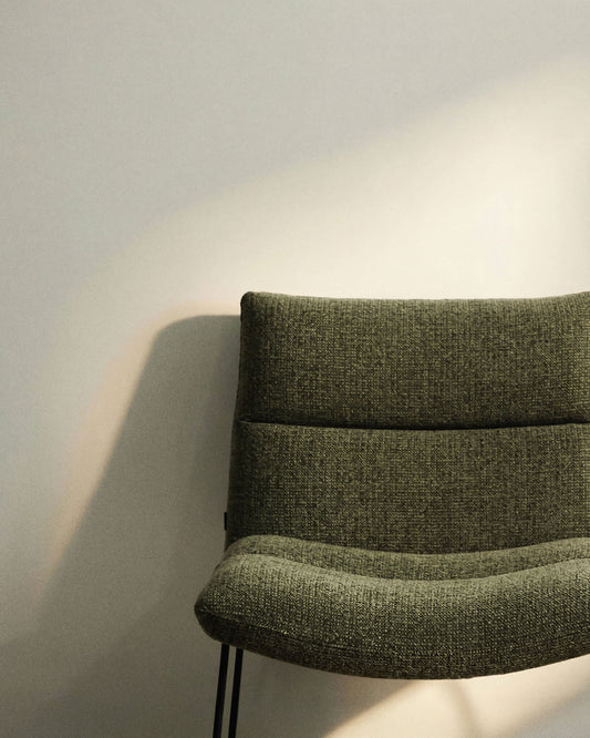 Poltrona Asen in ciniglia verde e gambe in acciaio nero FSC 100%