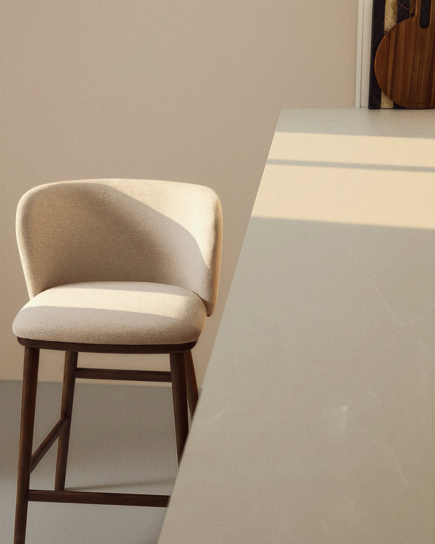 Sgabello Ciselia in ciniglia beige e gambe in legno massiccio di frassino con finitura noce 65 cm