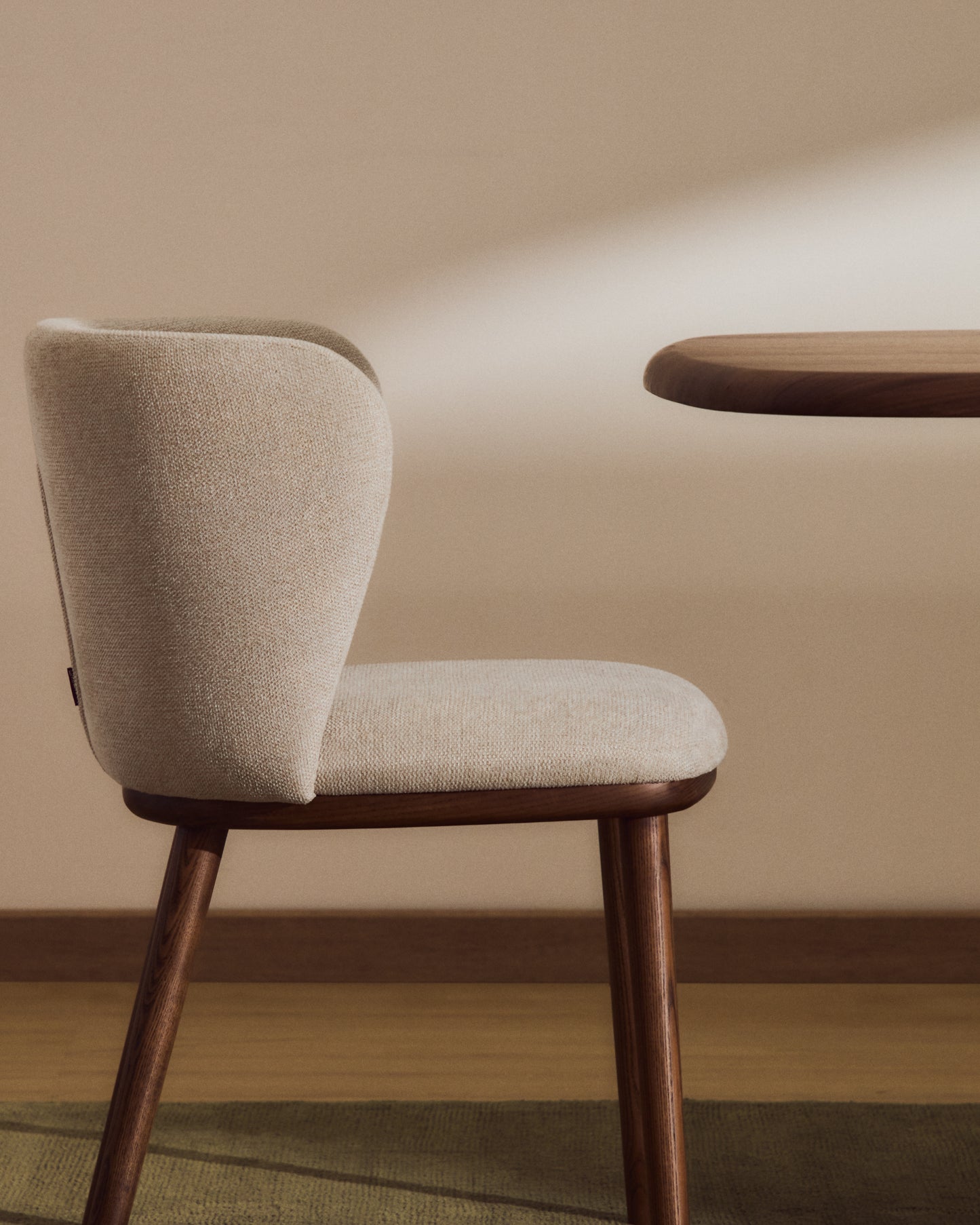 Sedia Ciselia in ciniglia beige e gambe in legno massiccio di frassino con finitura noce