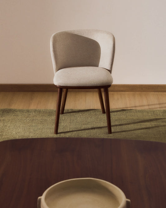 Sedia Ciselia in ciniglia beige e gambe in legno massiccio di frassino con finitura noce