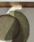Sgabello Ciselia in ciniglia spessa verde scuro e gambe in legno massiccio di frassino con finitura noce 65 cm
