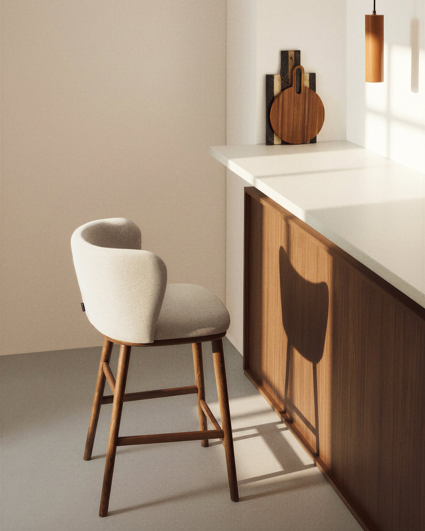 Sgabello Ciselia in ciniglia beige e gambe in legno massiccio di frassino con finitura noce 65 cm