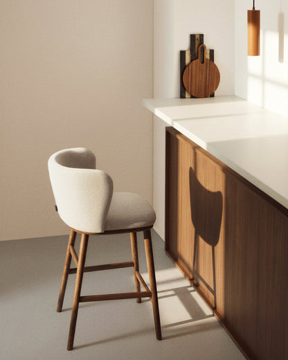 Sgabello Ciselia in ciniglia beige e gambe in legno massiccio di frassino con finitura noce 65 cm
