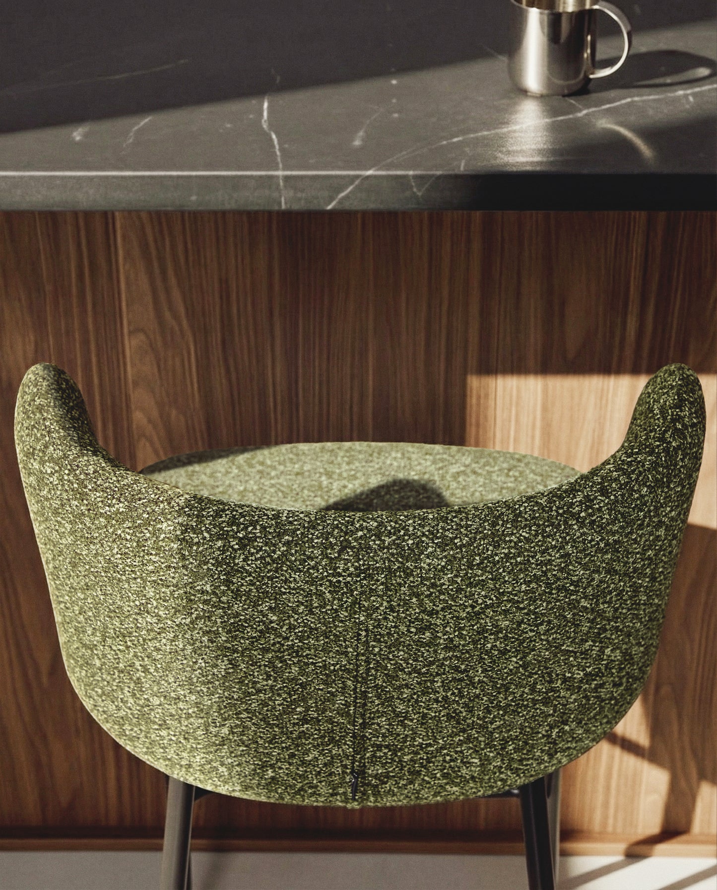 Sgabello Ciselia in shearling verde e acciaio nero altezza 75 cm