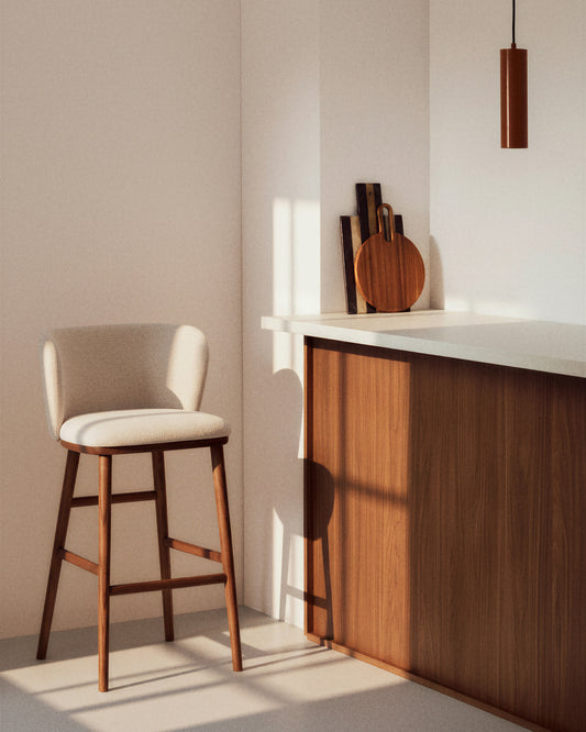 Sgabello Ciselia in ciniglia beige e gambe in legno massiccio di frassino con finitura noce 75 cm